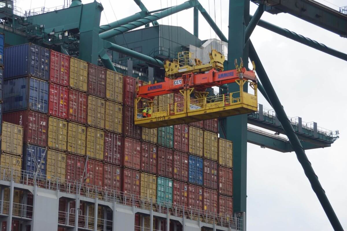 containers-2018438_1920-1-1200x800.jpg