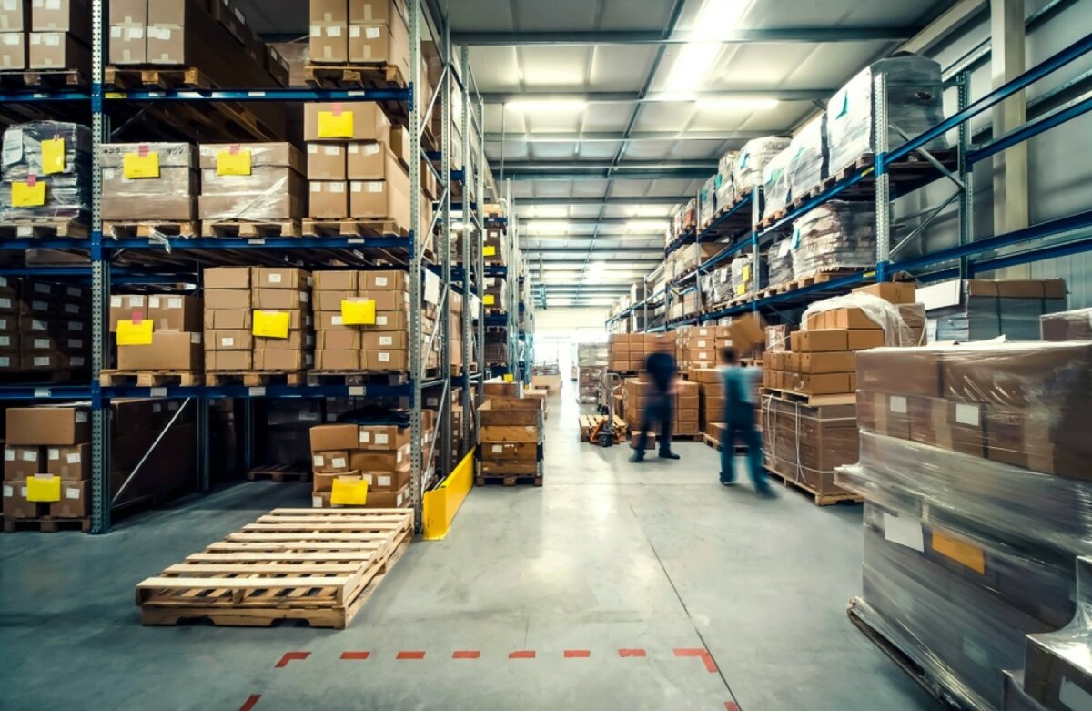 Lojistik Deposu Ve İki Çalışan İnsan